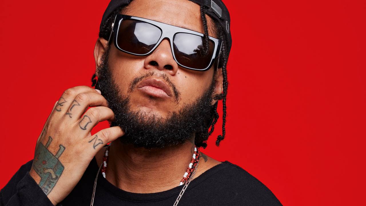 A imagem mostra o rapper Emicida