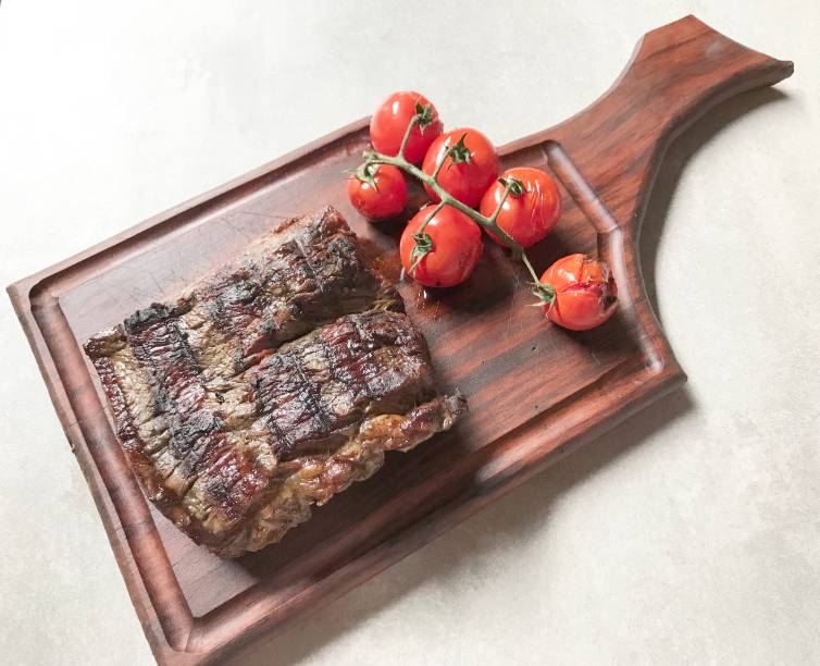Bife do Fogo: extraído da capa do contrafilé, acompanha tomates na brasa Bife do Fogo: extraído da capa do contrafilé, acompanha tomates na brasa