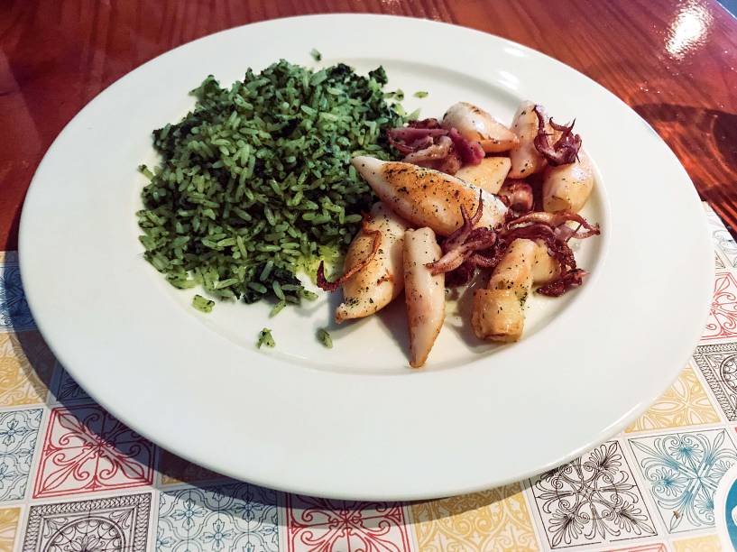 Outra boa pedida: lulas grelhadas com arroz colorido por brócolis Outra boa pedida: lulas grelhadas com arroz colorido por brócolis