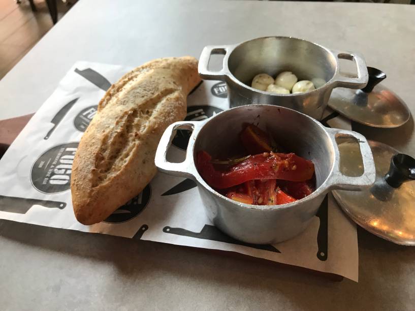 Couvert: pão integral feito na casa, queijo de cabra boursin e tomate confitado Couvert: pão integral feito na casa, queijo de cabra boursin e tomate confitado