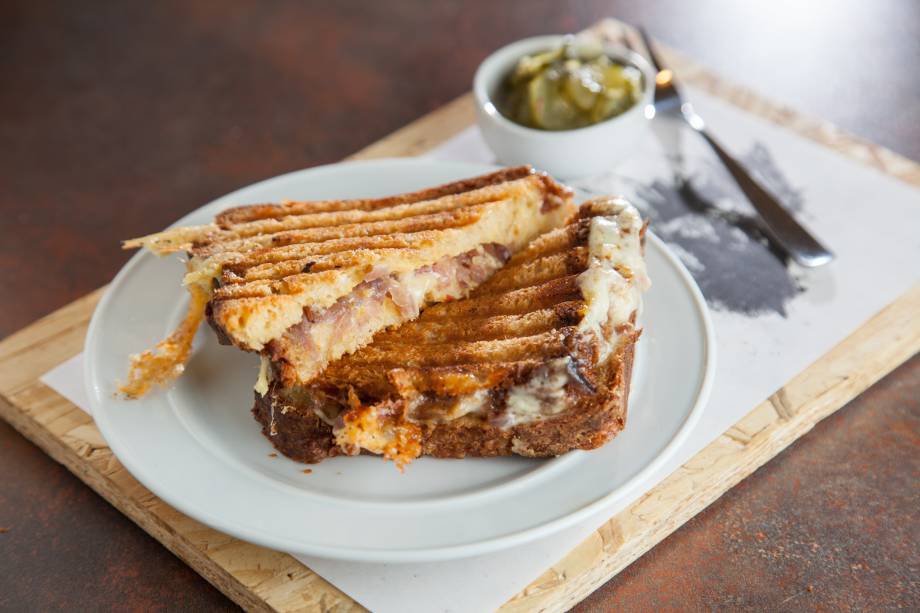 Prensado na chapa: queijo quente com taleggio, cebola-roxa e mostarda de Dijon Prensado na chapa: queijo quente com taleggio, cebola-roxa e mostarda de Dijon