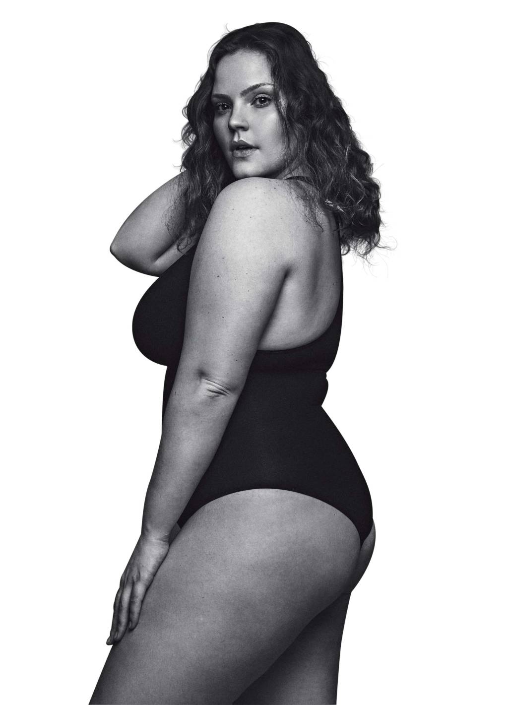 Modelo plus size desfila de maiô e biquíni na SPFW