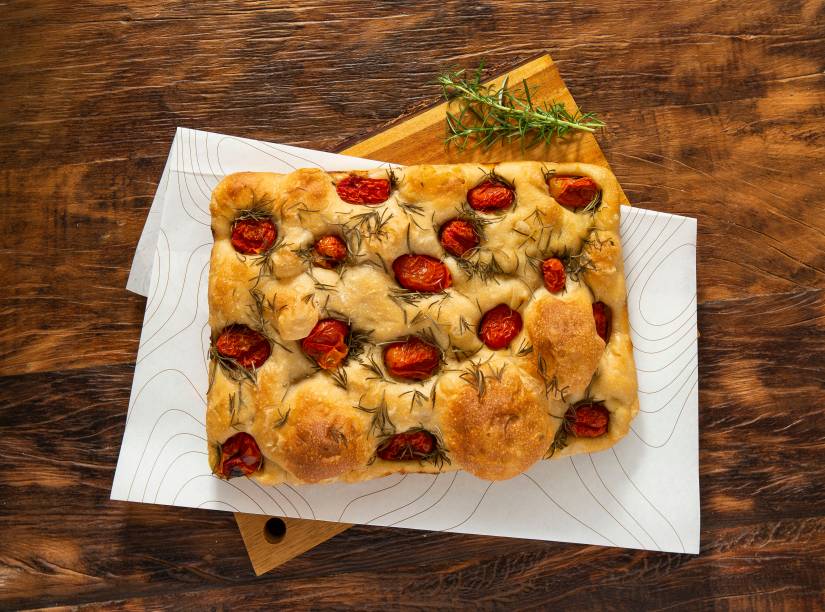 Focaccia de alecrim com tomatinhos