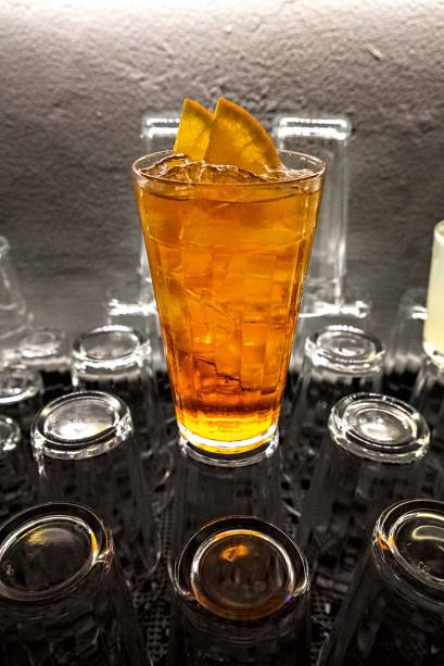 Cynar spritz: cynar, geleia de mexerica, espumante e club soda Cynar spritz: cynar, geleia de mexerica, espumante e club soda