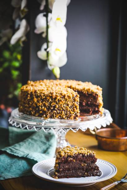 Bolo de chocolate recheado de brigadeiro crocante de pecã