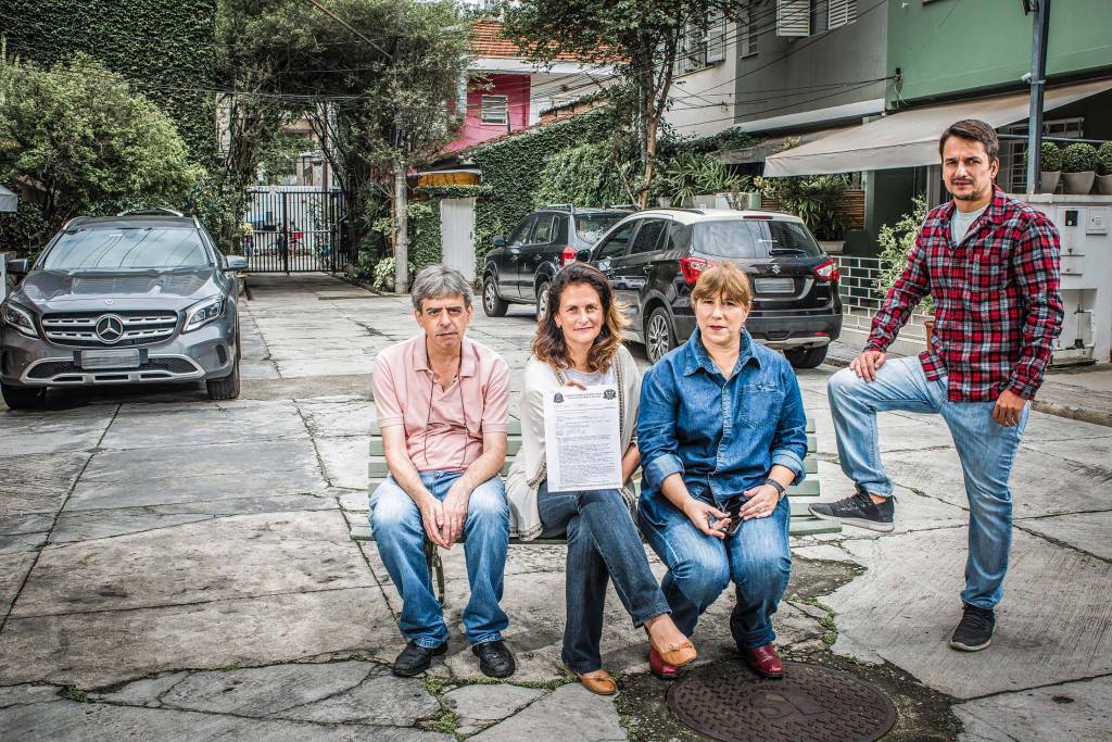 Moradores com boletim – Alexandre Battibugli Moradores com boletim – Alexandre Battibugli
