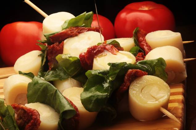 Espeto vegetariano: palmito, rúcula e tomate seco Espeto vegetariano: palmito, rúcula e tomate seco