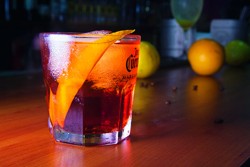 Boteco Paramount drinque com casca de laranja no interior