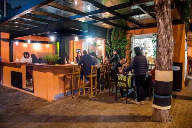 O espaço, ao lado da mercearia O espaço, ao lado da mercearia