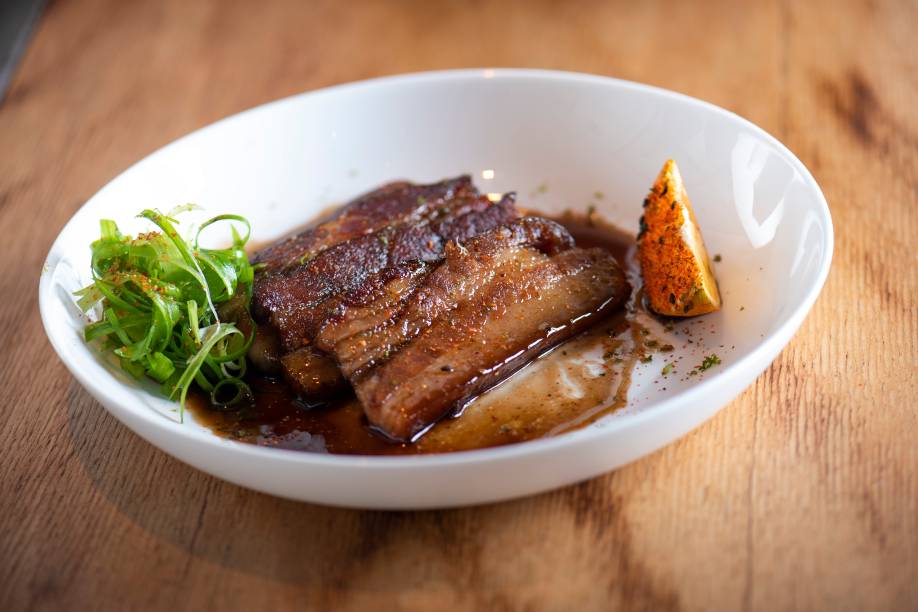 Okinawa bacon: fatias cozidas, grelhadas e carameladas no shoyu Okinawa bacon: fatias cozidas, grelhadas e carameladas no shoyu