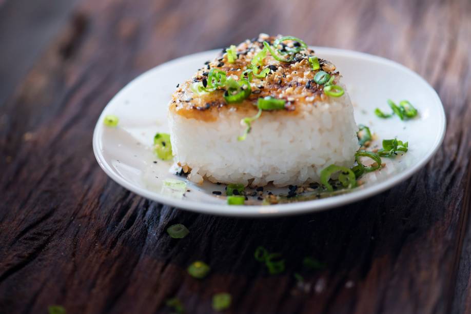 Bolinho de arroz grelhado com manteiga e missô