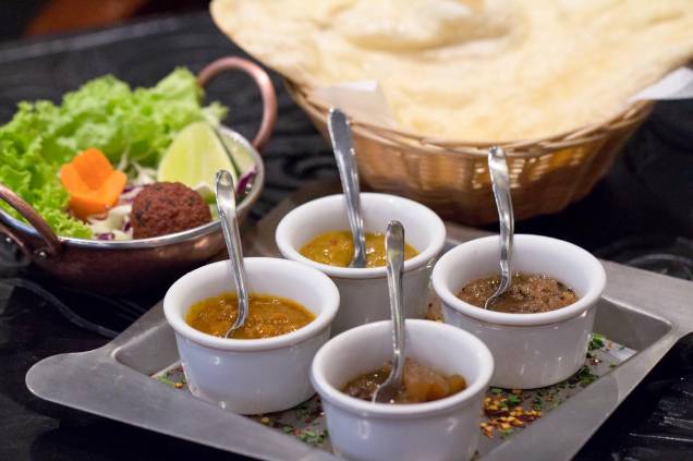 Couvert: quarteto de chutneys de manga, maçã, berinjela e hortelã com coco, acompanha pão nan, feito de iogurte e assado na hora, e de um kebab, o bolinho de carne moída recheado de ovo de codorna Couvert: quarteto de chutneys de manga, maçã, berinjela e hortelã com coco, acompanha pão nan, feito de iogurte e assado na hora, e de um kebab, o bolinho de carne moída recheado de ovo de codorna