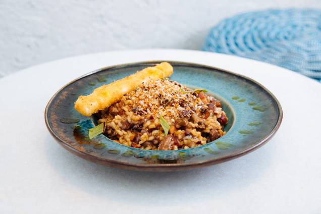 Picadinho à moda da casa: arroz preparado com carne em pedaços, ovo, queijo feta empanado e farofa de azeitona Picadinho à moda da casa: arroz preparado com carne em pedaços, ovo, queijo feta empanado e farofa de azeitona