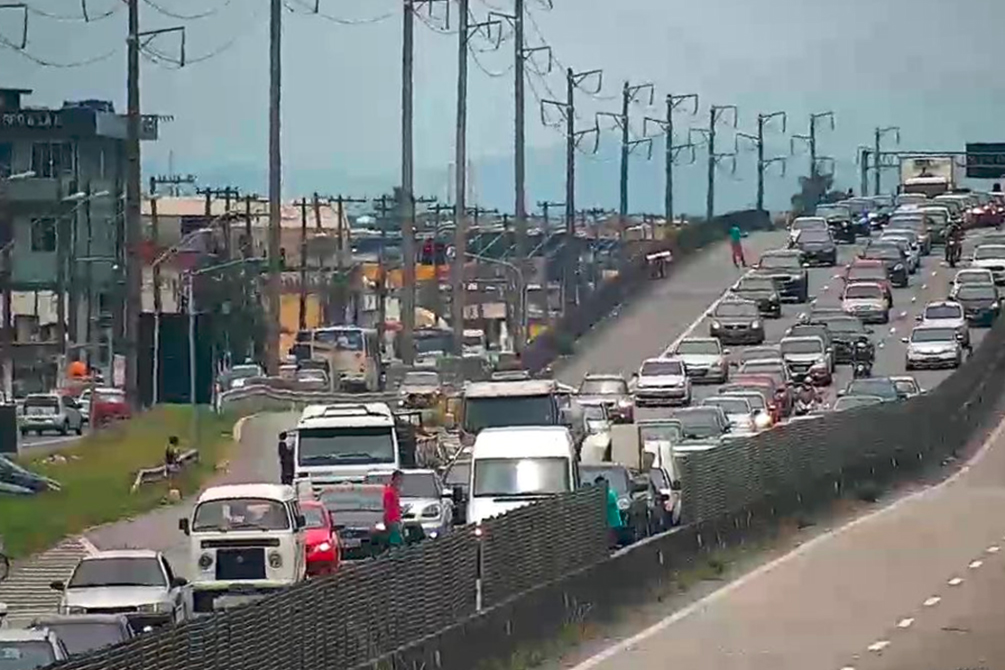 Rodovias apresentam lentidão na saída de SP para o litoral