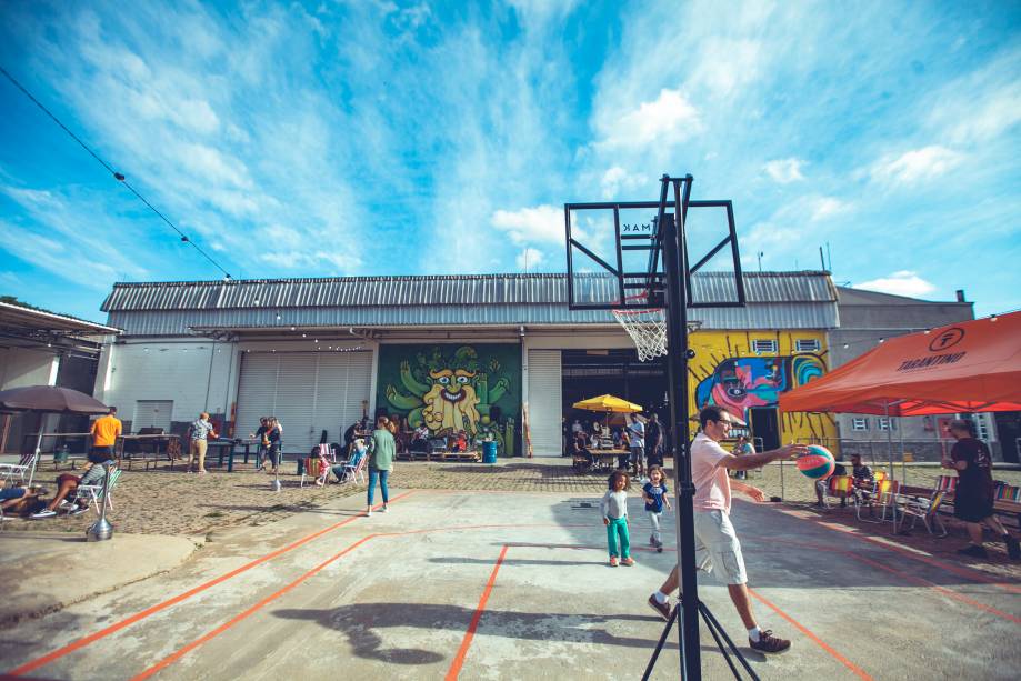 Cerveja e diversão: o ambiente conta com guarda-sóis e uma tabela de basquete