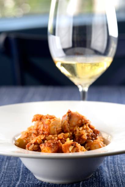 Arroz de polvo: os grãos aparecem com o molusco saboroso e fumegante Arroz de polvo: os grãos aparecem com o molusco saboroso e fumegante