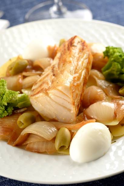 Portobello: posta de bacalhau com batata em rodelas, cebola dourada em pétalas, ovo cozido, azeitona e brócolis Portobello: posta de bacalhau com batata em rodelas, cebola dourada em pétalas, ovo cozido, azeitona e brócolis