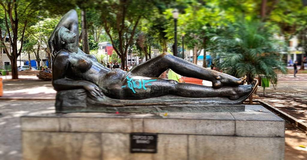 Obra de Brecheret é pichada no Largo do Arouche