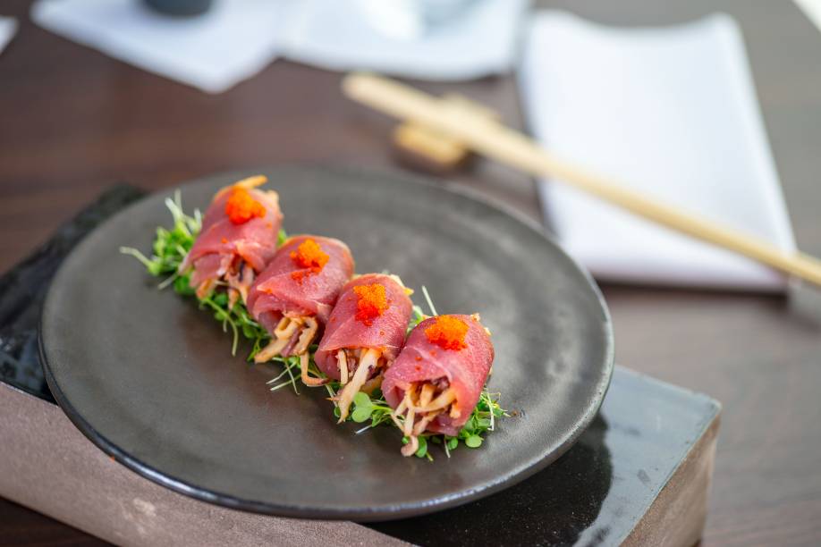 Maguro takô: composto de fatias finas de atum cru enroladas em tiras de polvo ao limão, shoyu e com um toque de azeite trufado Maguro takô: composto de fatias finas de atum cru enroladas em tiras de polvo ao limão, shoyu e com um toque de azeite trufado