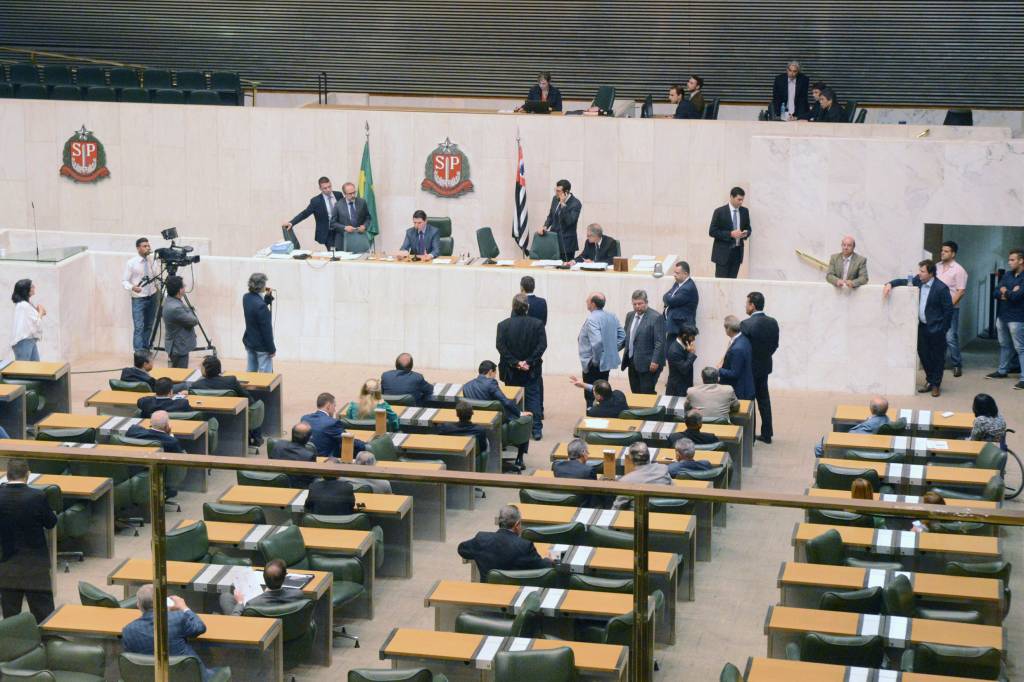 Quem são os deputados reeleitos em São Paulo com mais ausências