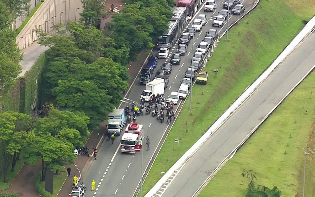 Rapaz é atropelado por ônibus na Marginal Pinheiros