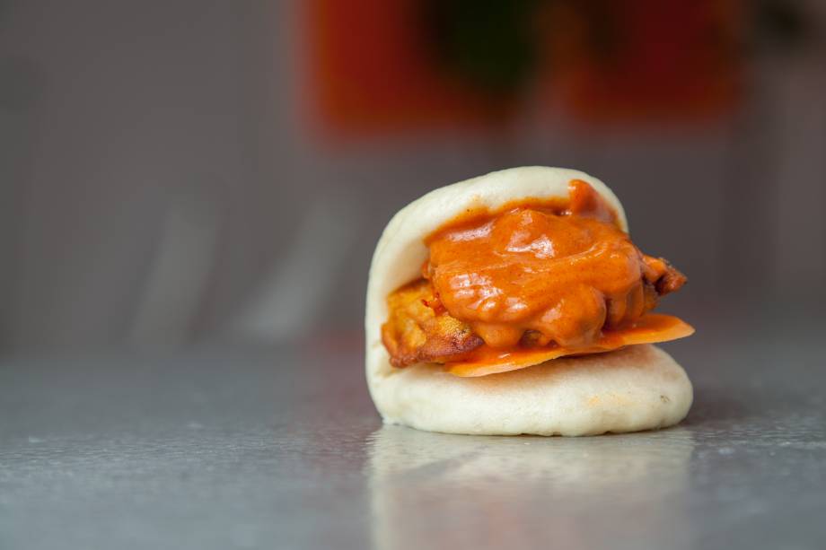 Bao de peito de frango frito em massa de tempurá: picante em razão do kimchi Bao de peito de frango frito em massa de tempurá: picante em razão do kimchi