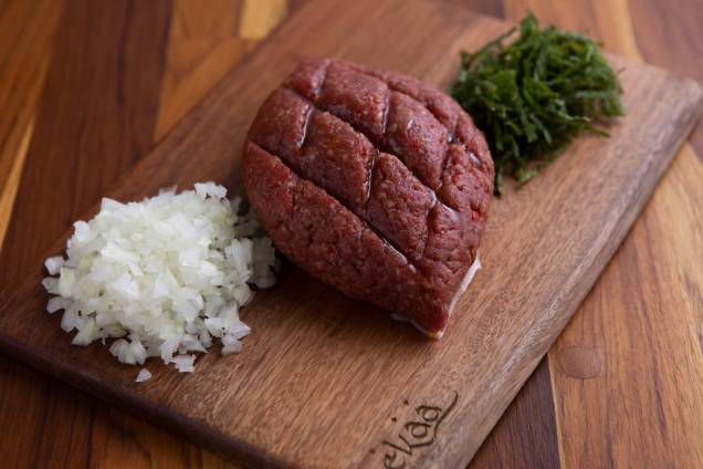 Quibe cru: preparado com patinho e um pouco de pimentão, servido com cebola e hortelã Quibe cru: preparado com patinho e um pouco de pimentão, servido com cebola e hortelã