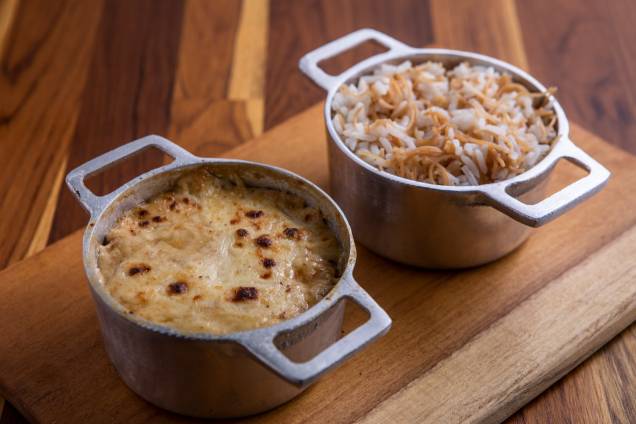Mussaká: montada na panelinha, leva berinjela grelhada em cubos, tomate e molho bechamel, servida com arroz com macarrão cabelo de anjo Mussaká: montada na panelinha, leva berinjela grelhada em cubos, tomate e molho bechamel, servida com arroz com macarrão cabelo de anjo