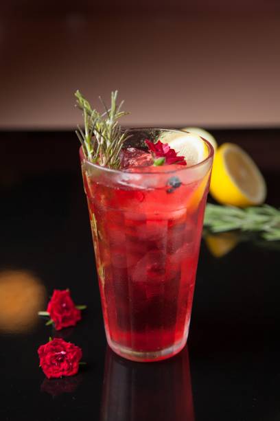 Gim-tônica com hibisco: um dos drinques da carta clássica Gim-tônica com hibisco: um dos drinques da carta clássica