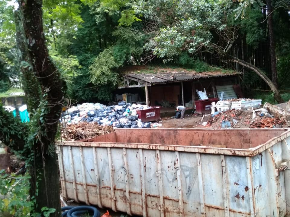 Vizinha reclama de lixo acumulado no Clube Hípico de Santo Amaro