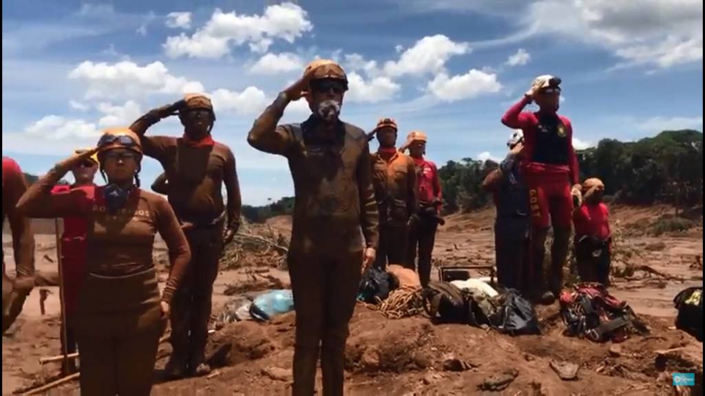 Bombeiros prestam homenagem a vítimas da tragédia em Brumadinho