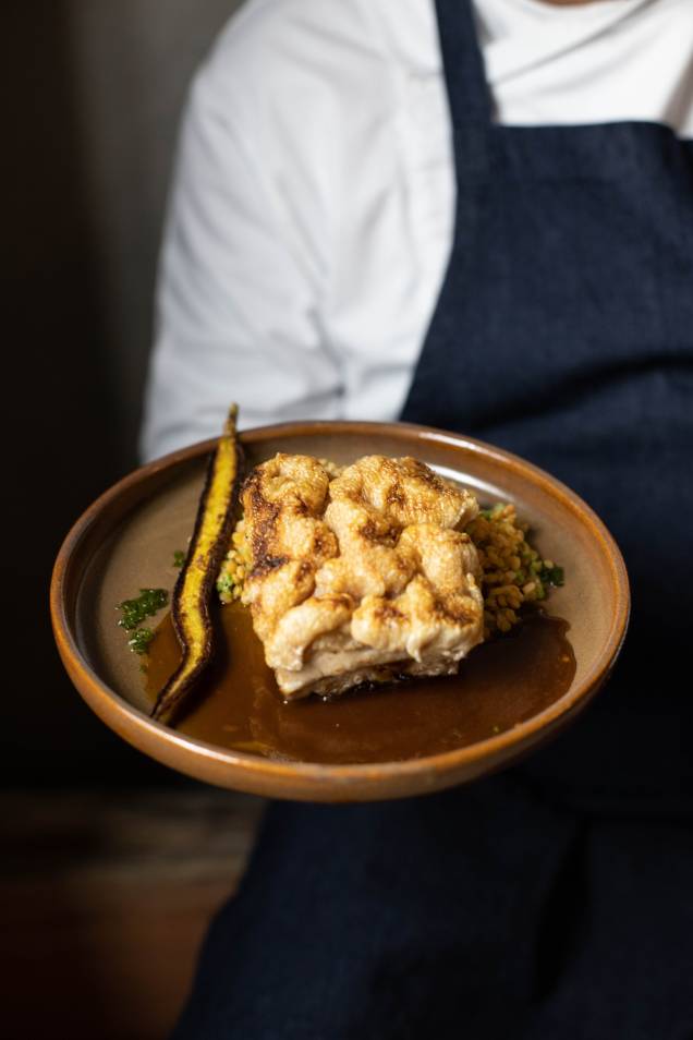 Porquinho de leite: com pele pururucada e guarnecida de lentilha vermelha Porquinho de leite: com pele pururucada e guarnecida de lentilha vermelha