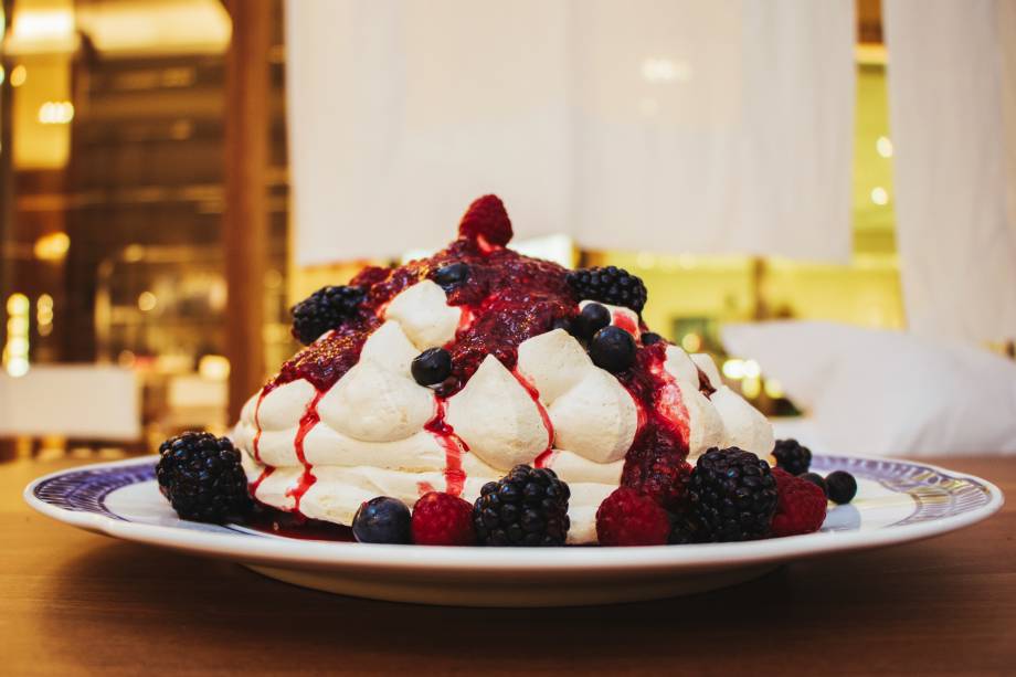 Sobremesa para dividir: merengue com sorbet de framboesa e frutas Sobremesa para dividir: merengue com sorbet de framboesa e frutas