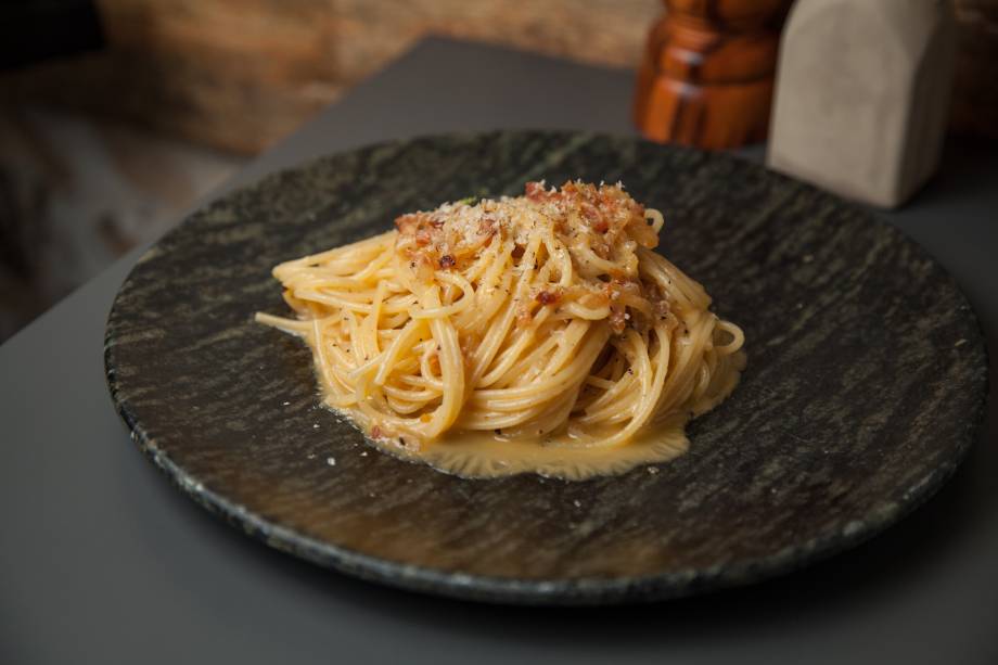 Espaguete com ovo de pata: a carbonara ainda leva guanciale, queijo de ovelha e castanha de baru