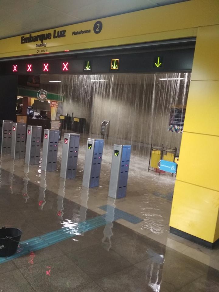 Chuva alaga parte de estação da Linha Amarela na República