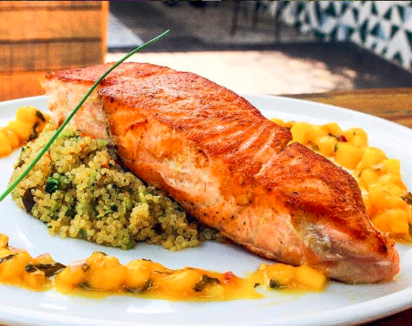 Salmão com quinoa e molho de manga: um dos pratos da Frutaria Salmão com quinoa e molho de manga: um dos pratos da Frutaria