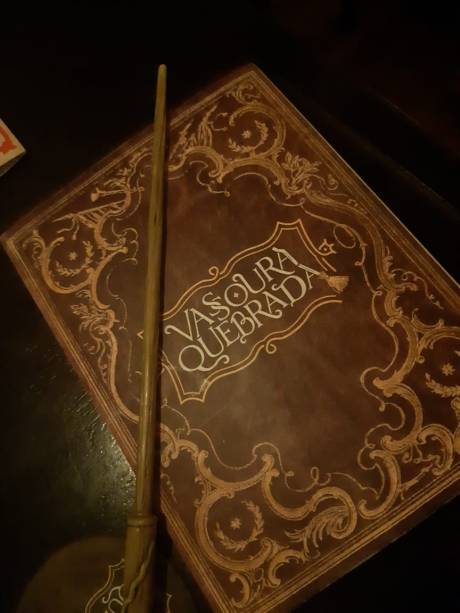 O cardápio e a varinha: para levantar e chamar os funcionários O cardápio e a varinha: para levantar e chamar os funcionários