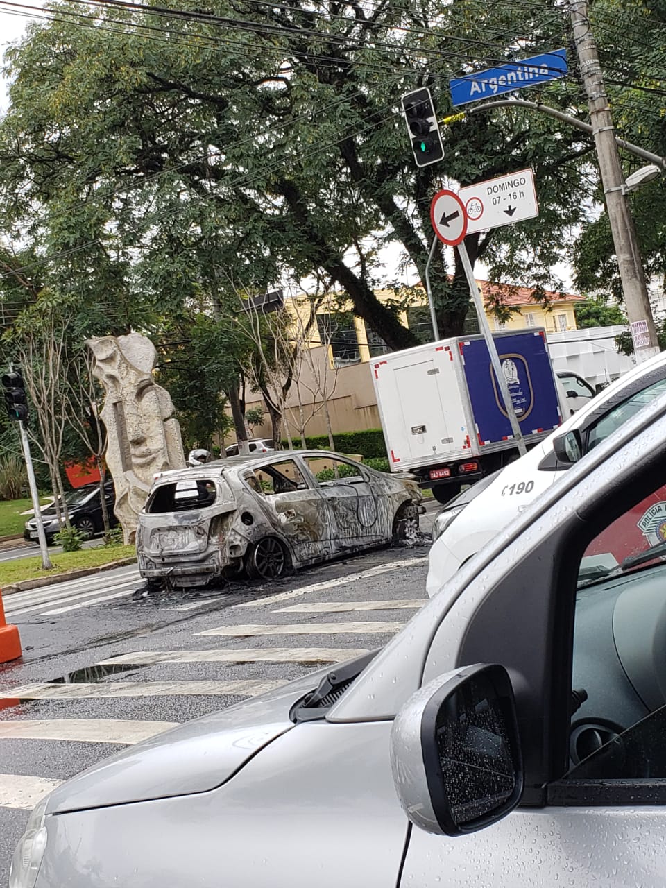 Carro pega fogo no Jardim Europa na manhã desta quinta (21)