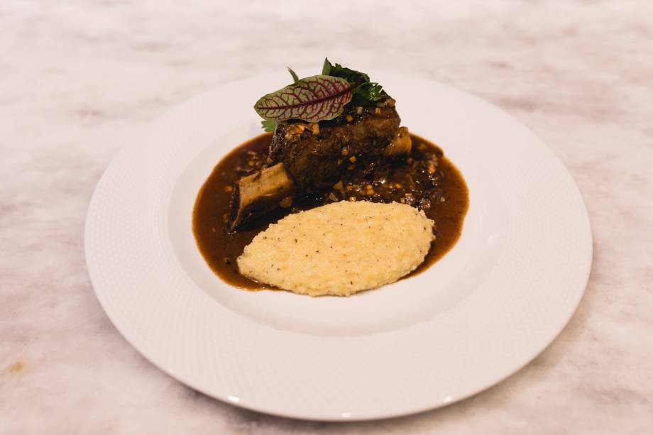 Carne de panela: ossobuco vai sobre risoto à milanesa Carne de panela: ossobuco vai sobre risoto à milanesa