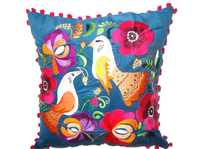 Almofada bordada artesanalmente com linha de seda da CasaFlor House Wear. Produzida em São João Nepomuceno, interior de Minas Gerais. R$ 380,00 – Foto Divulgação (2) Almofada bordada artesanalmente com linha de seda da CasaFlor House Wear. Produzida em São João Nepomuceno, interior de Minas Gerais. R$ 380,00 – Foto Divulgação (2)
