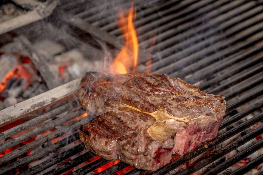 Bisteca à fiorentina: clássico italiano preparado na grelha