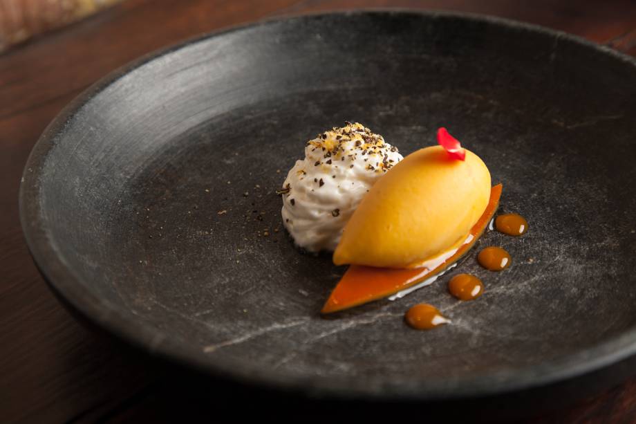 Sobremesa de pegada ácida: sorbet de coquinho butiá sobre casca de laranja confitada com creme de iogurte e caramelo de maracujá