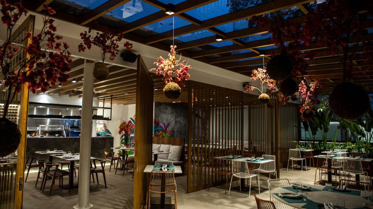 Deque de restaurante com mesas