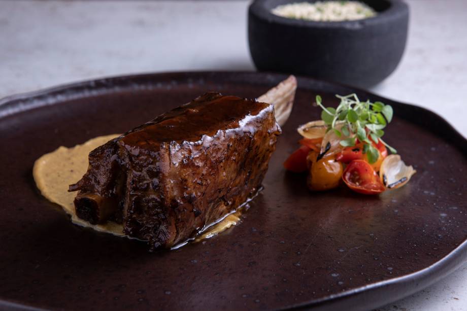 Costela 18 horas: o corte chega desmanchando, acompanhado de farofa, purê de banana, vinagrete e ovo cremoso Costela 18 horas: o corte chega desmanchando, acompanhado de farofa, purê de banana, vinagrete e ovo cremoso