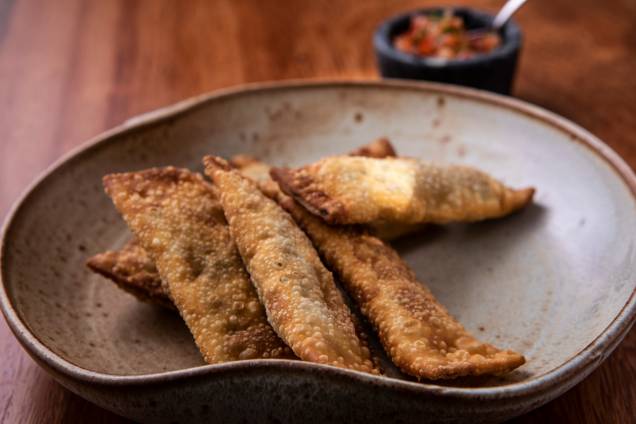 Porção de pastéis: recheados de rabada ou de taioba com catupiry Porção de pastéis: recheados de rabada ou de taioba com catupiry