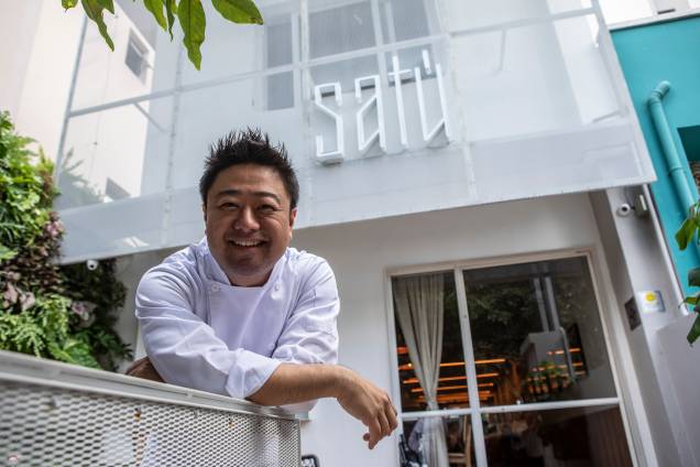 Flávio Miyamura: o chef, que sempre investiu em toques asiáticos, mostra a sua versão do Brasil no Satú Flávio Miyamura: o chef, que sempre investiu em toques asiáticos, mostra a sua versão do Brasil no Satú