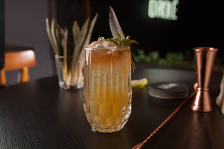 Acalmaria: de sabor frutado, o drinque leva bourbon com camomila, limão e abacaxi Acalmaria: de sabor frutado, o drinque leva bourbon com camomila, limão e abacaxi