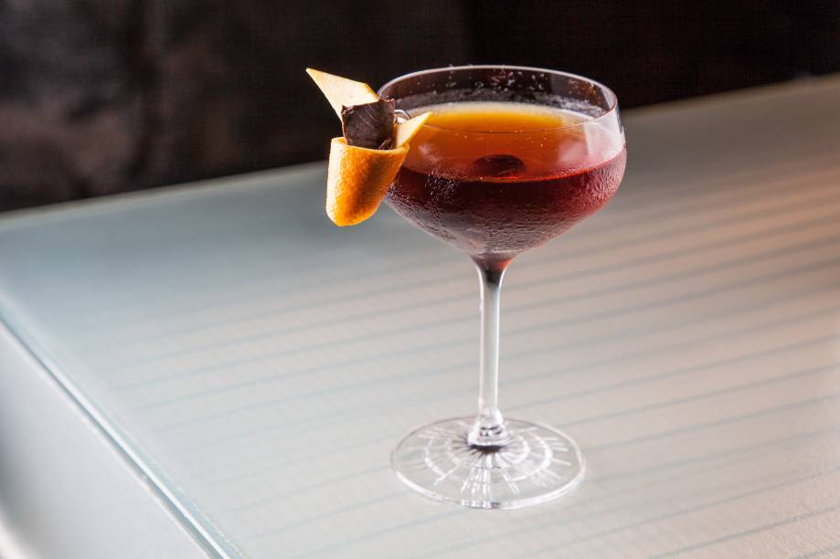 Amadeus: composto de bourbon, vermutes tintos e cereja Amadeus: composto de bourbon, vermutes tintos e cereja