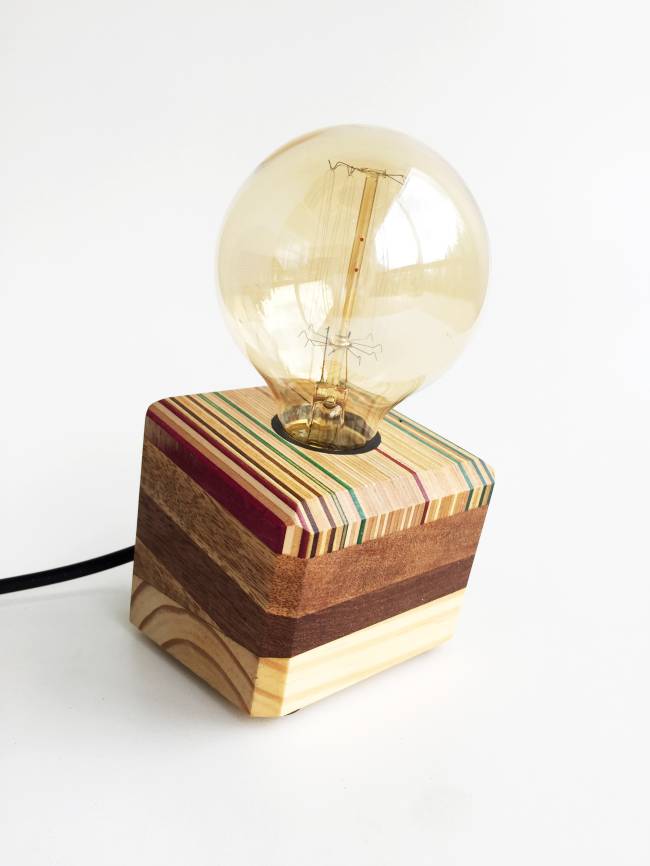 Luminária de mesa, produzida com marchetaria de cedrinho, pinus e skates quebrados. Do designer Stefano Leggieri, da Collab L2. R$ 300,00 (com a lâmpada de filamento de carbono) Luminária de mesa, produzida com marchetaria de cedrinho, pinus e skates quebrados. Do designer Stefano Leggieri, da Collab L2. R$ 300,00 (com a lâmpada de filamento de carbono)