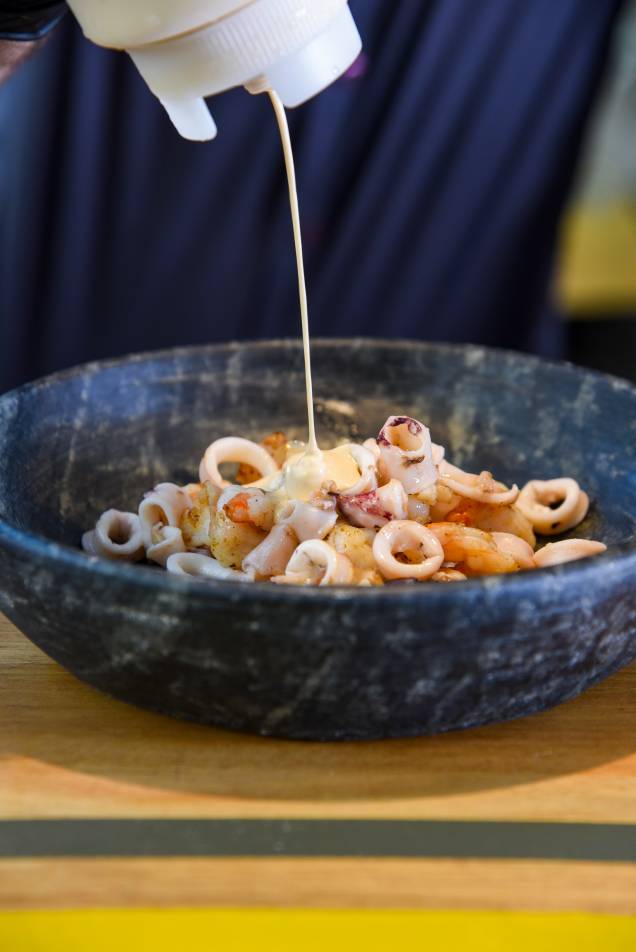 Camarão e lula marinados, no bowl: para encontrar a maionese de bisque Camarão e lula marinados, no bowl: para encontrar a maionese de bisque